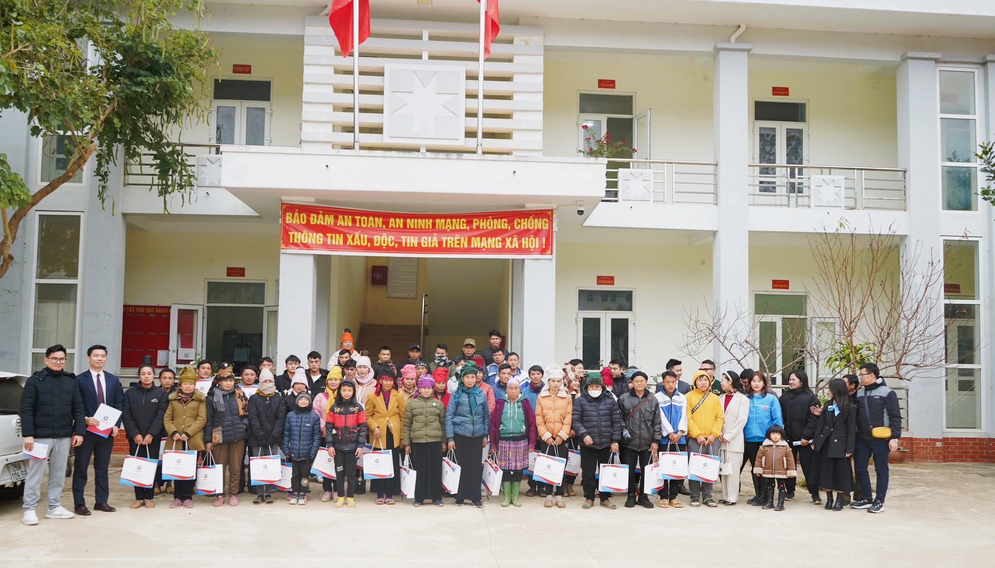 TINPHAT GROUP thăm hỏi & tặng quà bà con có hoàn cảnh khó khăn xã Chiềng Dong, huyện Mai Sơn, tỉnh Sơn La