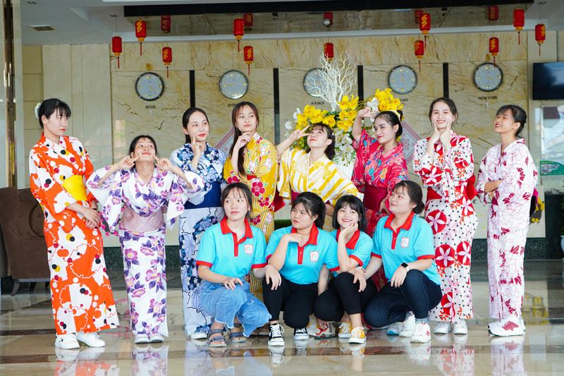 Học sinh Tín Phát đáng yêu trong lễ phục Kimono và Hanbok